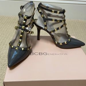 BCBG PUMPS SIZE 6 NEW Smoke gray with gold studs.